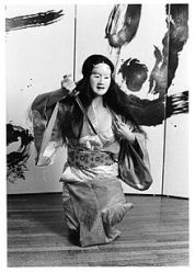 Brenda Wong Aoki en una pieza Nô. (Wikimedia Commons)